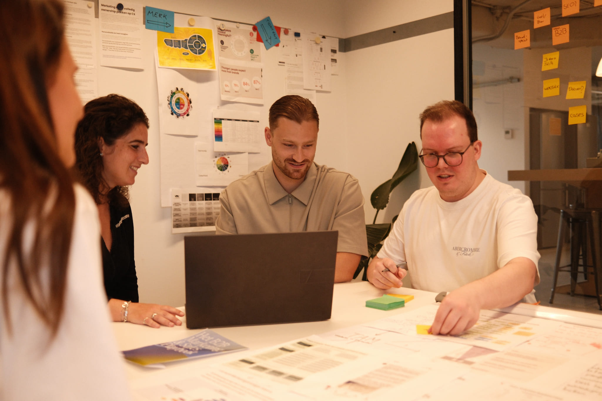 Larsen en Evie aan het brainstormen 2